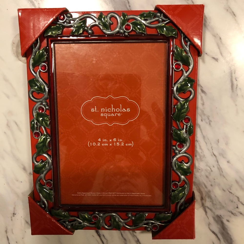 Lovely winter photo frame holds 4x6 picture